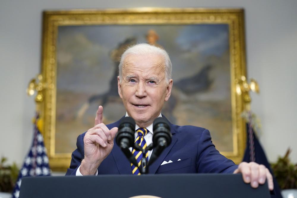 Tổng thống Mỹ Joe Biden công bố lệnh cấm nhập khẩu dầu thô Nga tại Phòng Roosevelt, Nhà Trắng ngày 8/3/2022. Tuy nhiên, lệnh cấm này dường như vẫn không mấy “xi nhê” đến Nga. (Ảnh: AP)