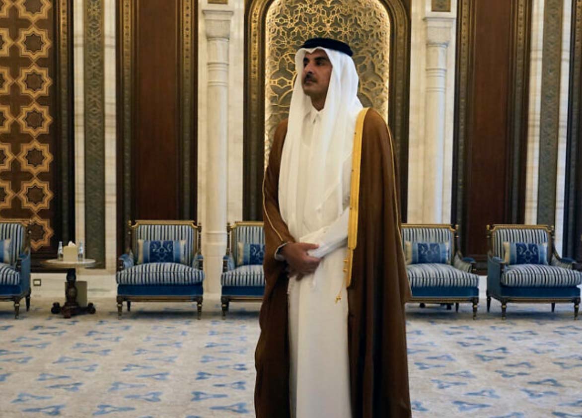 Tiểu vương Qatar, Tamim bin Hamad Al Thani khi đang chờ đón Ngoại trưởng Mỹ Antony Blinken tại Lusail, Qatar, ngày 13/10/2023. (Ảnh: AP)