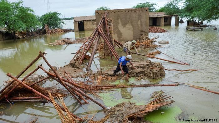 Nhà ở của người dân Pakistan bị mưa lũ giật sập. (Ảnh: Reuters)