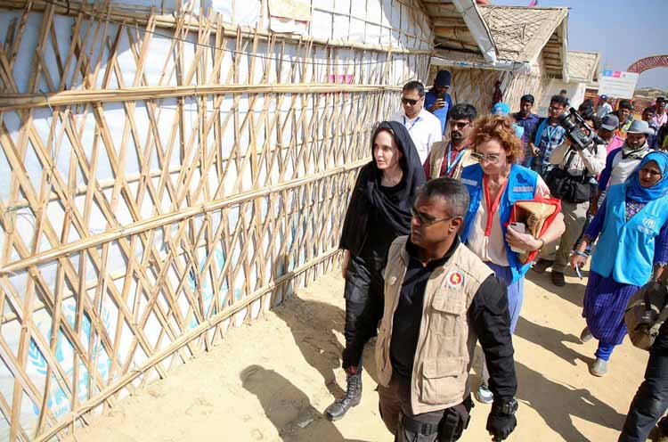Diễn viên Angelina Jolie tới thăm một trại tị nạn của người Rohingya tại vùng Cox's Bazar của Bangladesh ngày 5-2-2019. (Ảnh: Reuters)