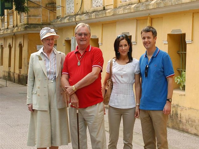 Nữ hoàng Margrethe II và Hoàng thân Henrik cùng các thành viên khác trong gia đình thăm ngôi nhà số 80 Phan Đình Phùng, Hà Nội ( nơi Phu quân của Nữ hoàng từng sống 5 năm đầu đời) ngày 1/11/2009. (Ảnh: Doãn Tấn/TTXVN)