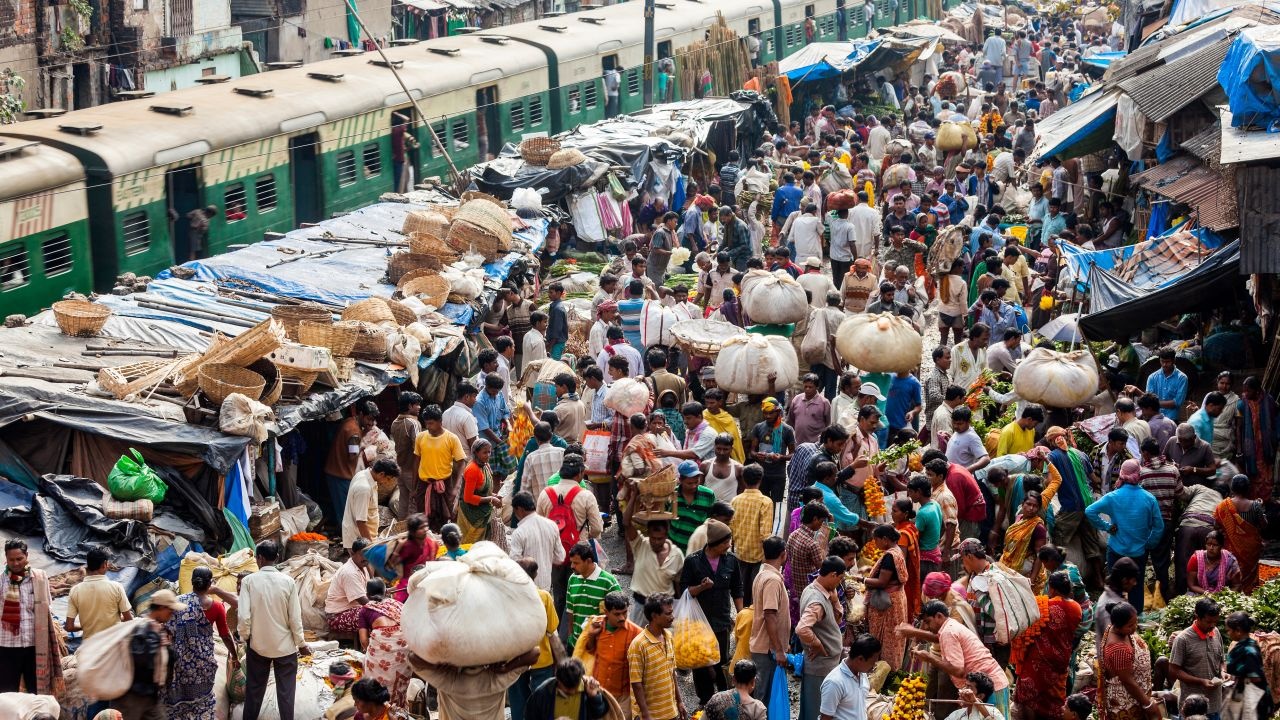 Một khu chợ ở Kolkata, Ấn Độ. Liên Hiệp Quốc dự đoán Ấn Độ sẽ vượt qua Trung Quốc để trở thành quốc gia đông dân nhất thế giới vào năm 2023. (Ảnh: CNN)