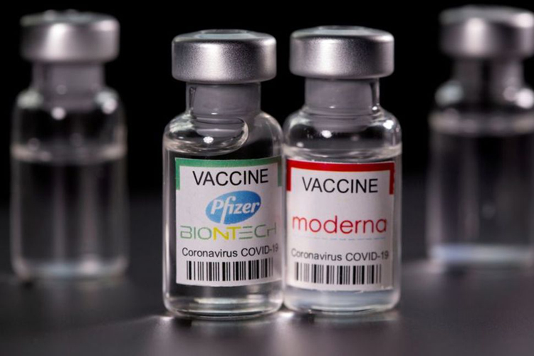 Hai lọ vaccine phòng Covid-19 của hãng Pfizer/BioNTech và Moderna. (Ảnh: Reuters)