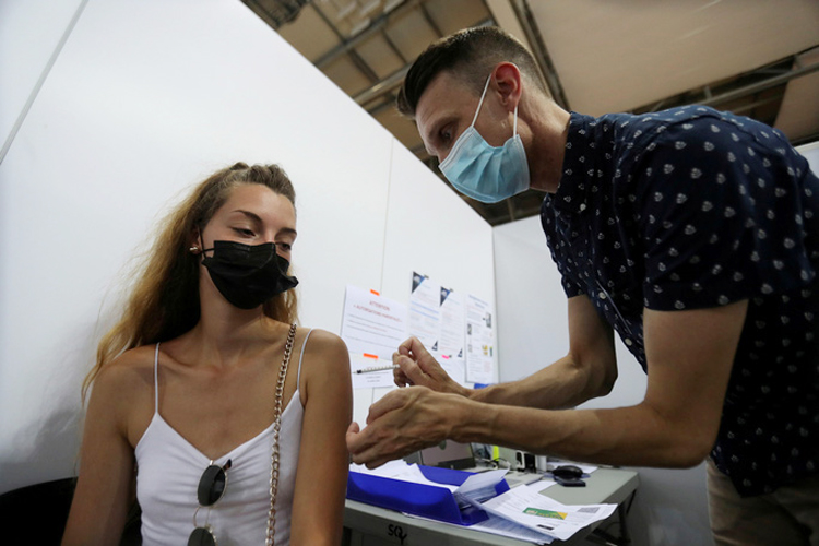 Nhân viên y tế tiêm vắc-xin Pfizer cho một công dân Pháp ở thủ đô Paris. (Ảnh: Reuters)