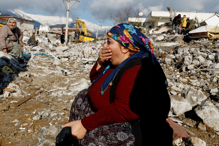 Một người phụ nữ bên đống đổ nát sau trận động đất ở Gaziantep, Thổ Nhĩ Kỳ ngày 7/2. (Ảnh: REUTERS)