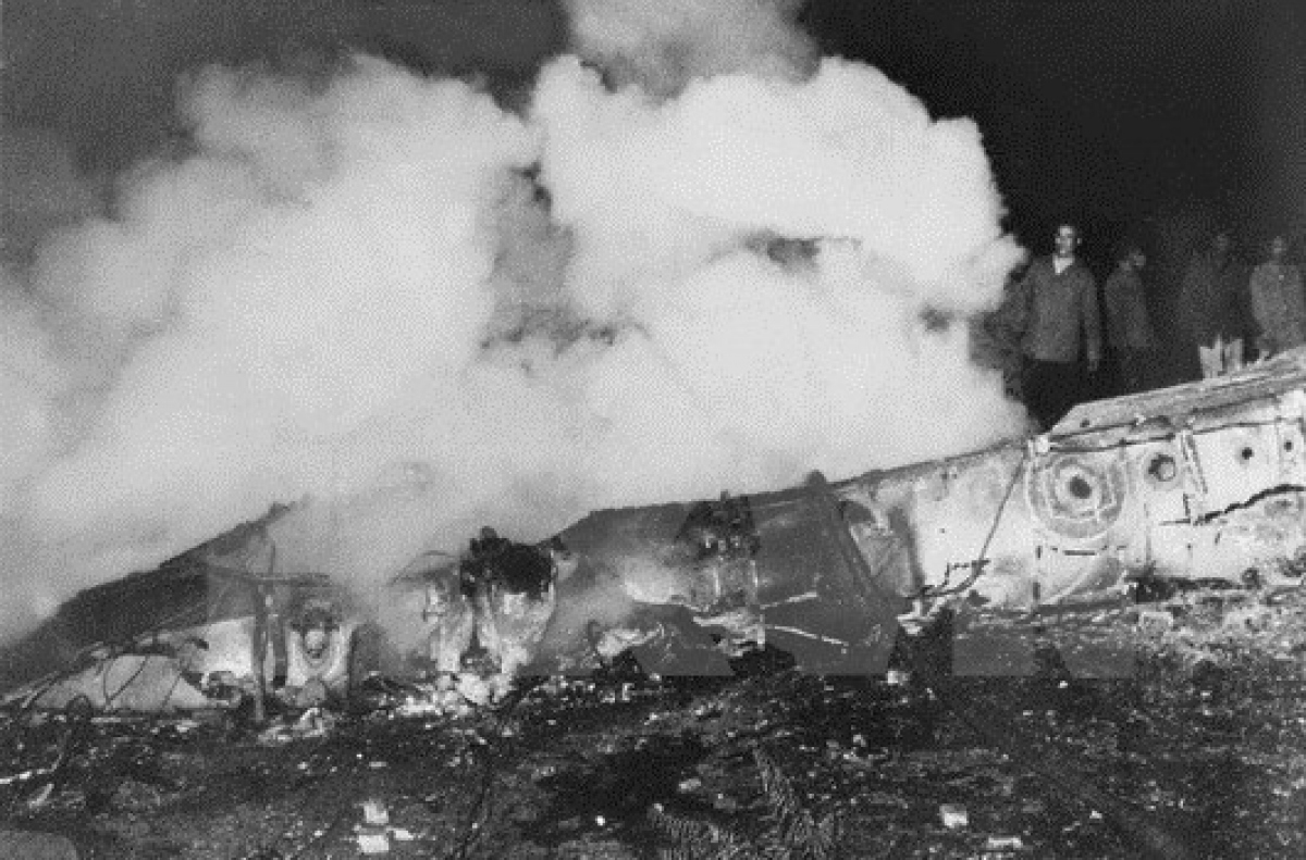 Máy bay B-52 bị bắn rơi đêm 26/12/1972 trên bầu trời Hà Nội. (Ảnh: TTXVN)
