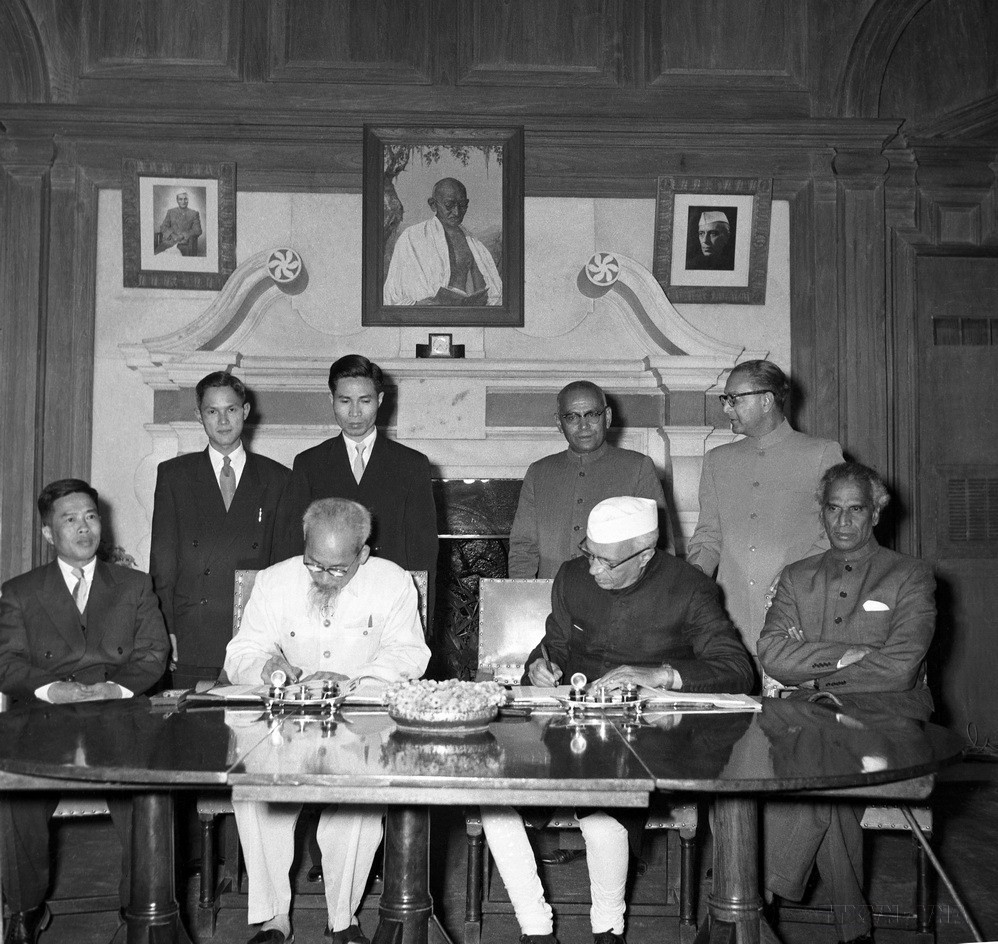 Ngày 7/2/1958, tại thủ đô New Delhi, Chủ tịch Hồ Chí Minh và Thủ tướng Jawaharlal Nehru ký Tuyên bố chung Việt Nam-Ấn Độ. (Nguồn: TTXVN)