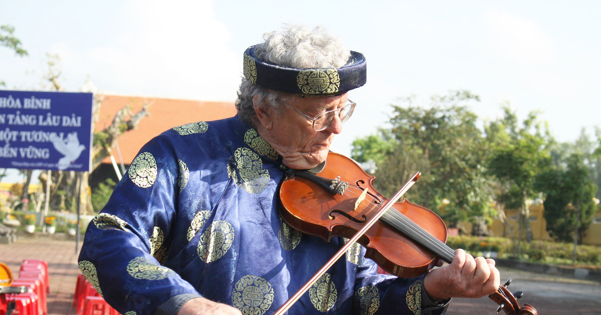 Ông Mike Boehm kéo cây vĩ cầm tại lễ kỷ niệm tại Sơn Mỹ. (Ảnh: Nguyễn Trang)