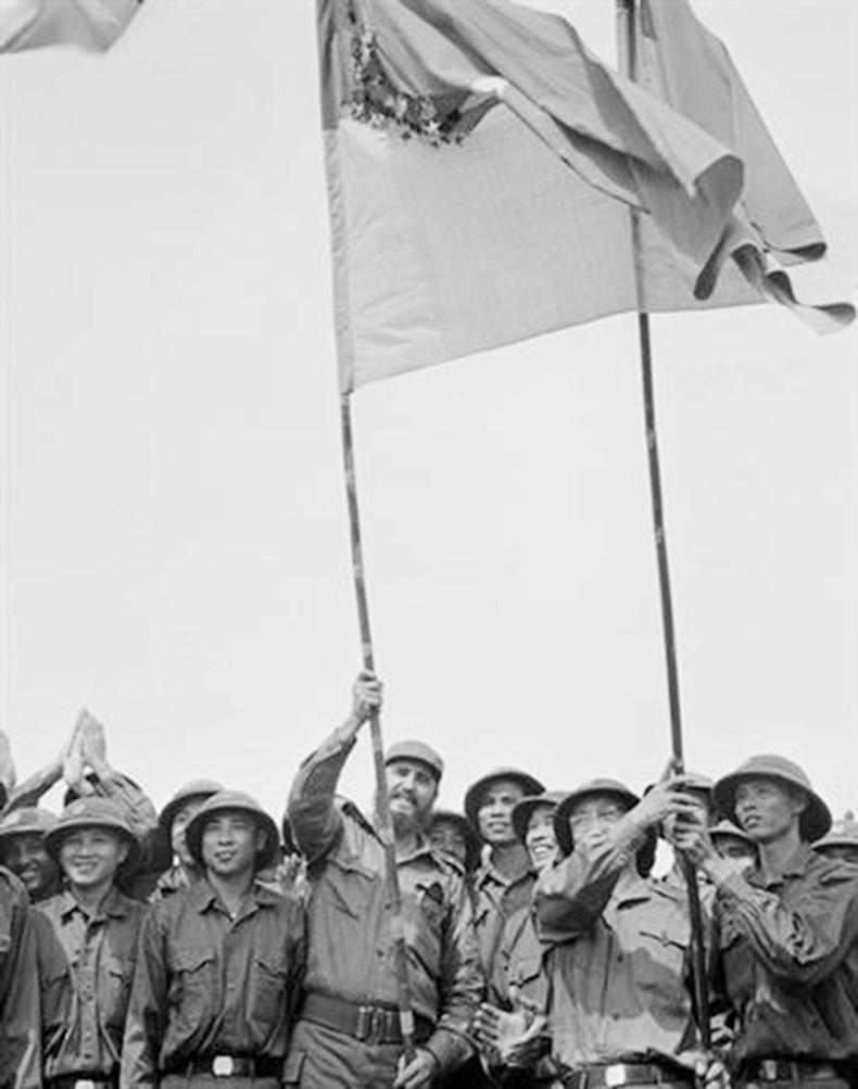 Tại cao điểm 241, Chủ tịch Cuba Fidel Castro hai tay cầm lá cờ truyền thống của Sư đoàn 304 hô vang: “Các đồng chí hãy cầm lá cờ này tiến vào giải phóng miền nam”. (Ảnh: Tư liệu)