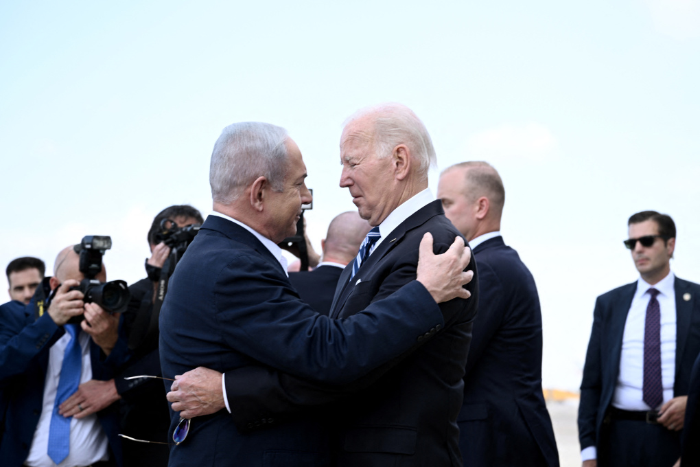 Tổng thống Mỹ Joe Biden (phải) ôm Thủ tướng Israel Benjamin Netanyahu trên đường băng sân bay Ben Gurion ở Tel Aviv ngày 18/10. (Ảnh: AFP)