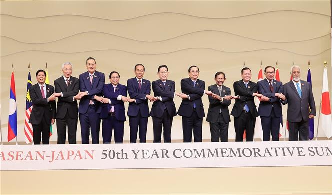 Thủ tướng Phạm Minh Chính cùng các nhà lãnh đạo ASEAN - Nhật Bản thông qua Tuyên bố chung thiết lập quan hệ đối tác chiến lược toàn diện tại Hội nghị Cấp cao ASEAN-Nhật Bản lần thứ 26 tại Indonesia. (Ảnh: Dương Giang/TTXVN)