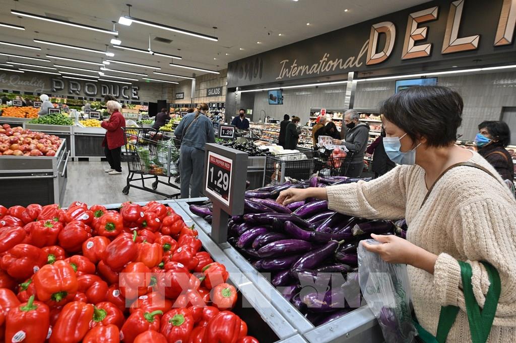 Người dân mua hàng tại siêu thị tại California, Mỹ hồi tháng 1/2022. (Ảnh: AFP/TTXVN)