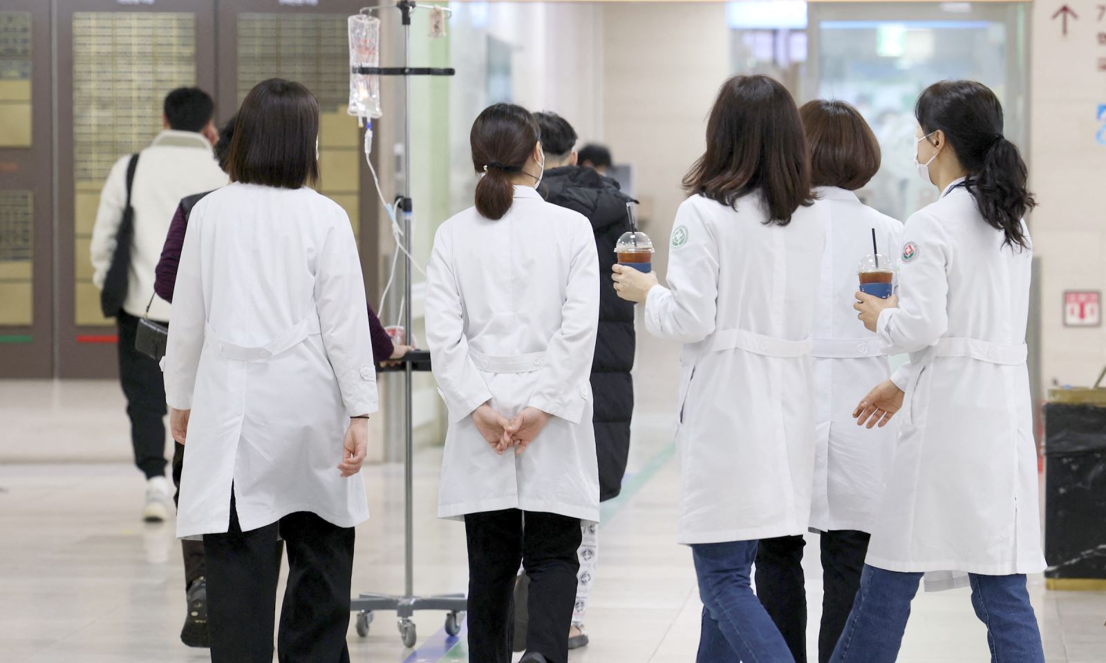 Các nhân viên y tế tại bệnh viện ở Gwangju, Hàn Quốc, ngày 19/2. (Ảnh: AFP)