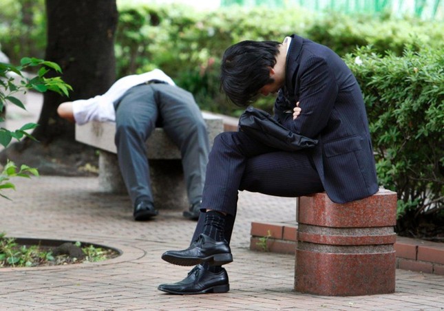 “Karoshi” - thuật ngữ tiếng Nhật dùng để chỉ những người chết vì làm việc quá sức do thiếu ngủ - trở thành vấn nạn tại đất nước mặt trời mọc. (Ảnh: AP, CNN)