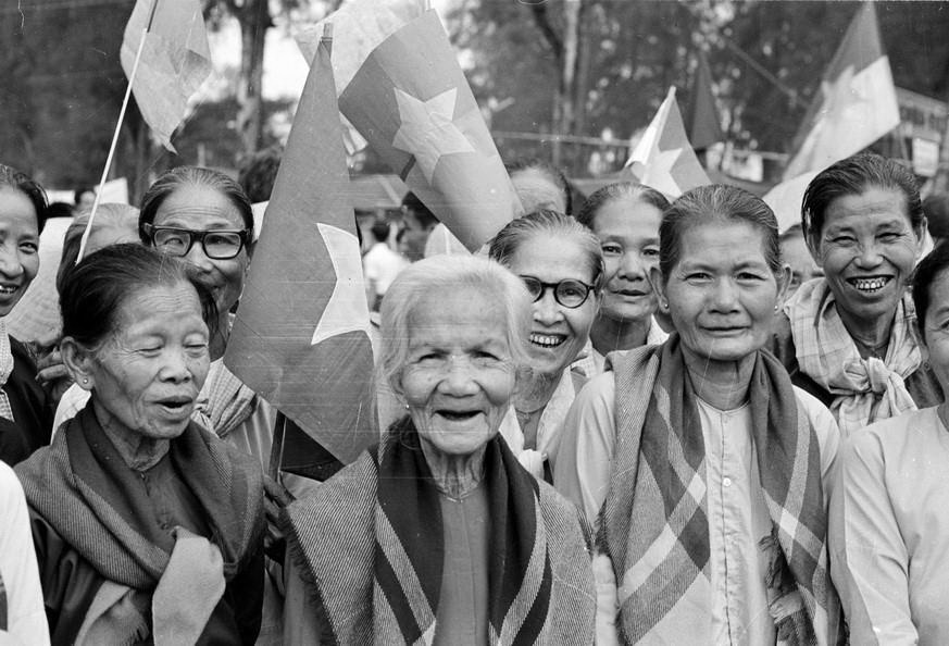 Niềm vui hiện rõ trên gương mặt người dân Sài Gòn trong ngày giải phóng 30/4/1975. (Ảnh: TTXVN)