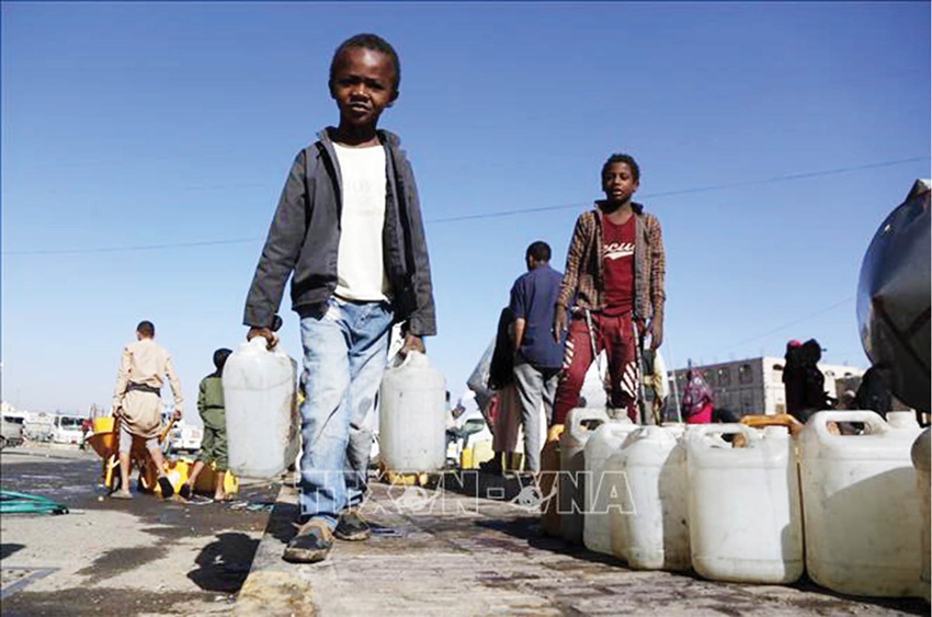 Nước sạch từ nguồn viện trợ được phân phối tại thủ đô Sanaa, Yemen. (Ảnh minh họa: THX/TTXVN)