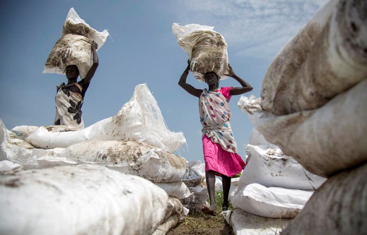 Người dân nhận lương thực cứu trợ tại Jonglei, Nam Sudan. (Ảnh: AFP/TTXVN)