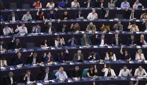 Ngày 14/6, các nghị sĩ Nghị viện châu Âu thông qua dự thảo luật quản lý trí tuệ nhân tạo. (Ảnh: AP)