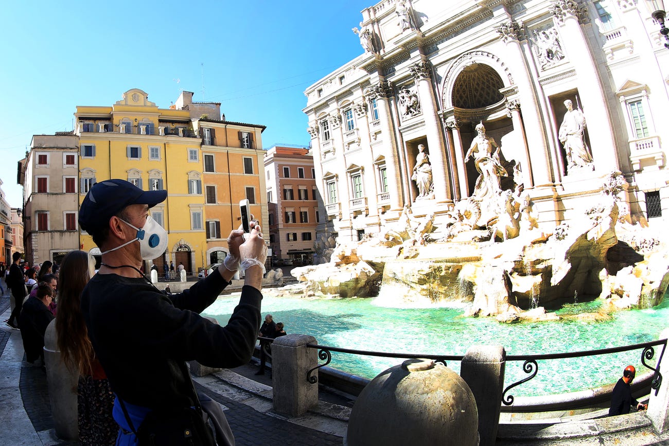 Du khách đã được trở lại các điểm tham quan mang tính biểu tượng như đài phun nước Trevi ở Rome. (Ảnh: KT)