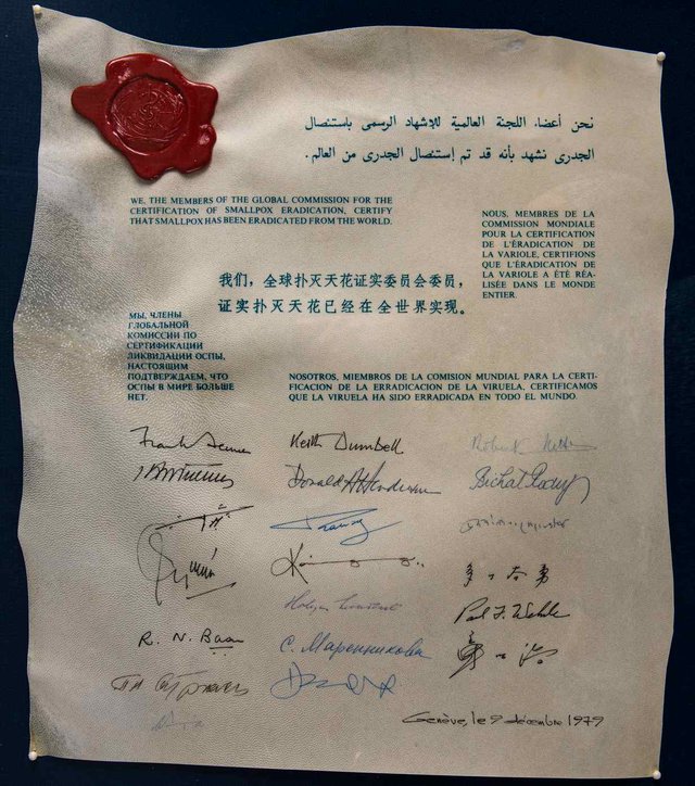 Bản ký kết vào ngày 9/12/1979 bằng nhiều thứ tiếng tại Geneva về chứng nhận thanh toán bệnh đậu mùa. (Nguồn ảnh: WHO/Naomi Wenger)