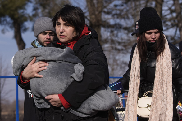 Người tị nạn Ukraine tại biên giới giữa Ukraine và Romania. (Ảnh: AFP)