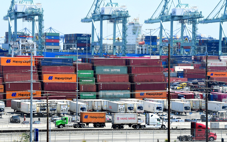 Bốc dỡ container hàng hóa tại cảng Long Beach, California, Mỹ. (Ảnh: AFP/TTXVN)