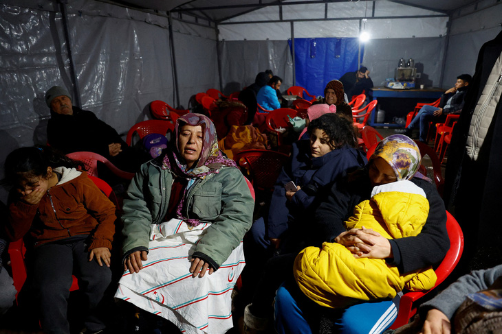 Người dân ở lều trú ẩn sau trận động đất, ở Osmaniye, Thổ Nhĩ Kỳ, ngày 6/2/2023. (Ảnh: REUTERS)