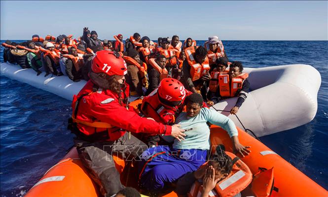 Người di cư được giải cứu trên Địa Trung Hải chuẩn bị được đưa vào đất liền ở ngoài khơi Libya. (Ảnh tư liệu: AFP/TTXVN)
