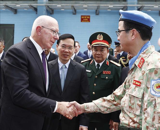 Chủ tịch nước Võ Văn Thưởng và Toàn quyền Australia David Hurley gặp gỡ các sĩ quan của Cục Gìn giữ hoà bình Việt Nam. (Ảnh: Thống Nhất/TTXVN)