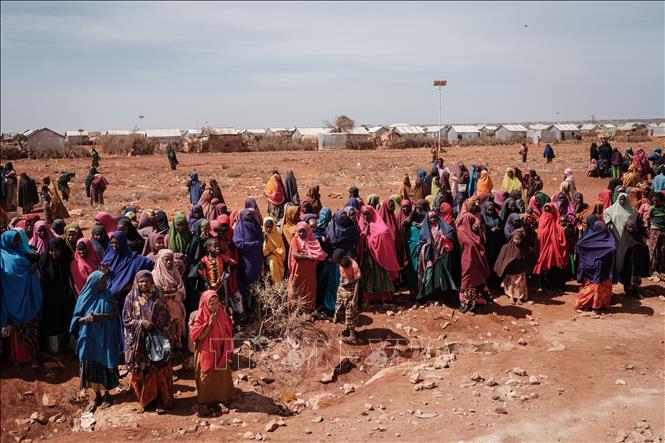 Người dân chờ nhận hàng viện trợ tại một trại tị nạn ở Baidoa, Somalia. (Ảnh: AFP/TTXVN)