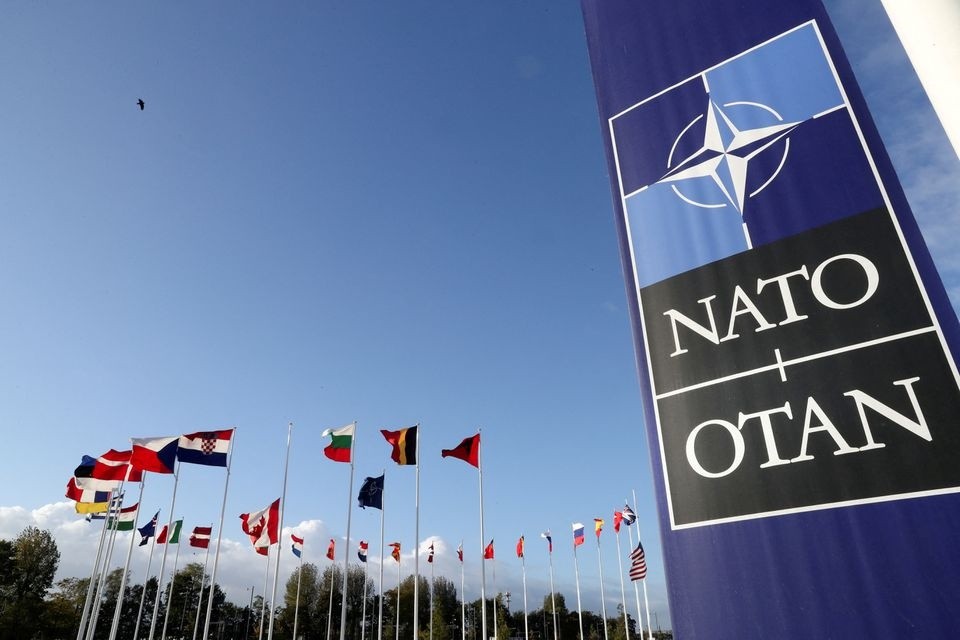 Cờ của các nước thành viên bên ngoài trụ sở chính NATO ở Brussels, Bỉ. (Ảnh: Reuters)