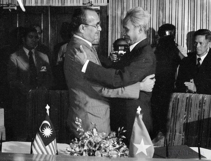 Thủ tướng Malysia Tun Hussein bin Dato' Onn và Thủ tướng Phạm Văn Đồng sau lễ ký Tuyên bố chung Việt Nam- Indonesia ngày 15/10/1978. (Ảnh: TTXVN)