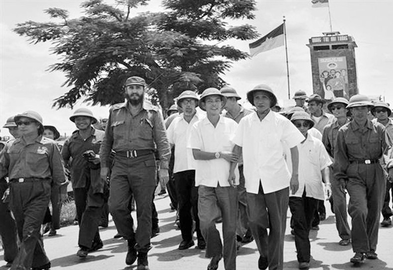Chủ tịch Cuba Fidel Castro và Thủ tướng Phạm Văn Đồng thăm thị xã Đông Hà năm 1973. (Ảnh: Tư liệu)