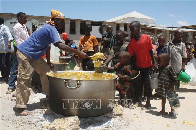 Trẻ em nhận bữa ăn từ thiện tại Howlwadag, phía nam thủ đô Mogadishu, Somalia. (Ảnh tư liệu: AFP/TTXVN)