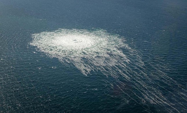 Bọt khí nổi lên trên mặt biển gần Bornholm (Đan Mạch) từ lỗ rò rỉ của đường ống Nord Stream 2. (Ảnh: Reuters)