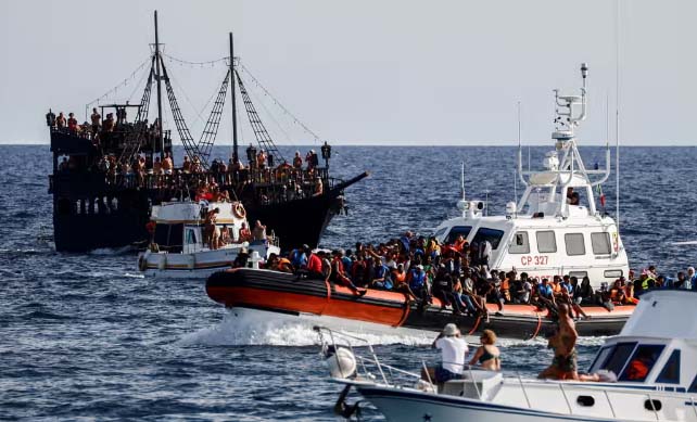 Thuyền chở người di cư dồn dập đổ tới Lampedusa. (Ảnh: Guardian)