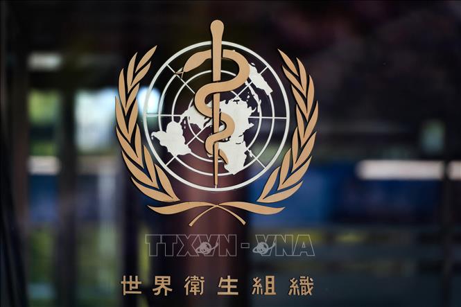 Biểu tượng của Tổ chức Y tế thế giới tại trụ sở ở Geneva, Thụy Sỹ. (Ảnh: AFP/TTXVN)