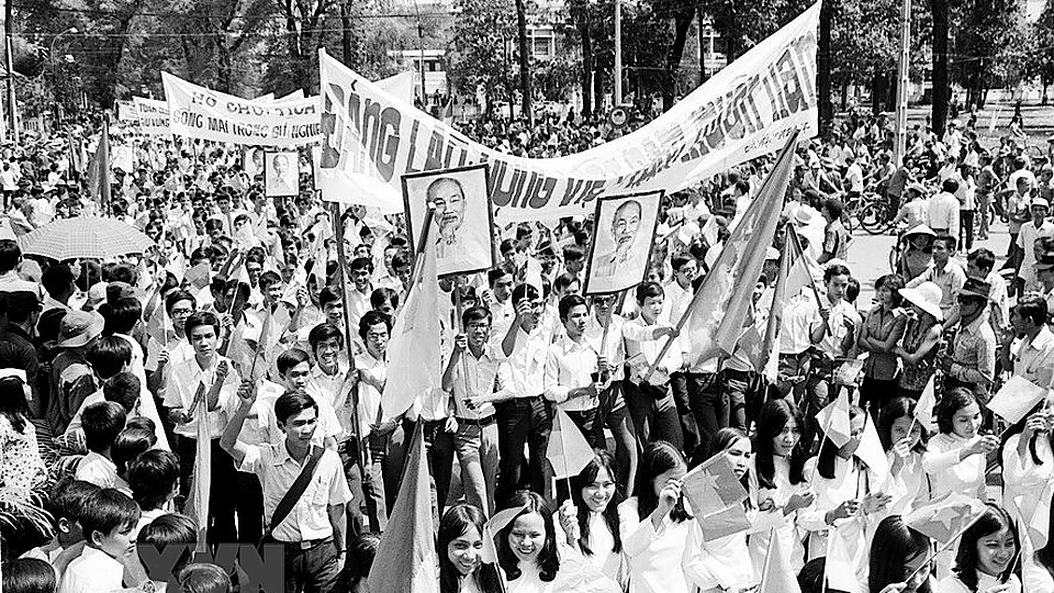 Niềm vui hiện rõ trên gương mặt người dân Sài Gòn trong ngày giải phóng 30/4/1975. (Ảnh: KT)