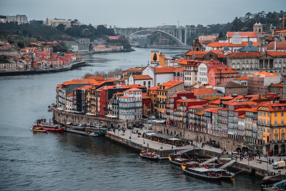 Bắt đầu từ 16/3/2023, Chính phủ Bồ Đào Nha ngừng cấp ‘thị thực vàng’ để “chống đầu cơ làm tăng giá bất động sản”. (Ảnh: romashkinnn/Shutterstock)
