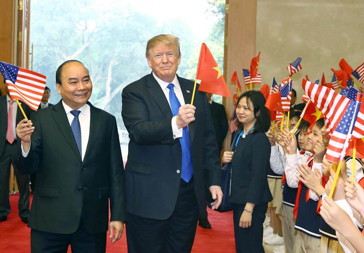 Thủ tướng Nguyễn Xuân Phúc và Tổng thống Mỹ Donald Trump trong chuyến thăm của ông Trump tới Việt Nam vào năm 2019 để dự hội nghị Thượng đỉnh Mỹ - Triều. (Ảnh: TTXVN)