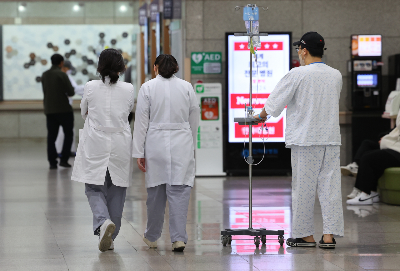 Bác sĩ và bệnh nhân tại bệnh viện ở Incheon, Seoul hôm 20.2 trong bối cảnh hàng nghìn bác sĩ xin thôi việc. (Ảnh: Yonghap)