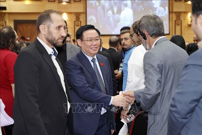 Chủ tịch Quốc hội Vương Đình Huệ với các địa biểu tại Diễn đàn chính sách, pháp luật thúc đẩy hợp tác kinh tế, thương mại và đầu tư Việt Nam - Iran. (Ảnh: TTXVN)
