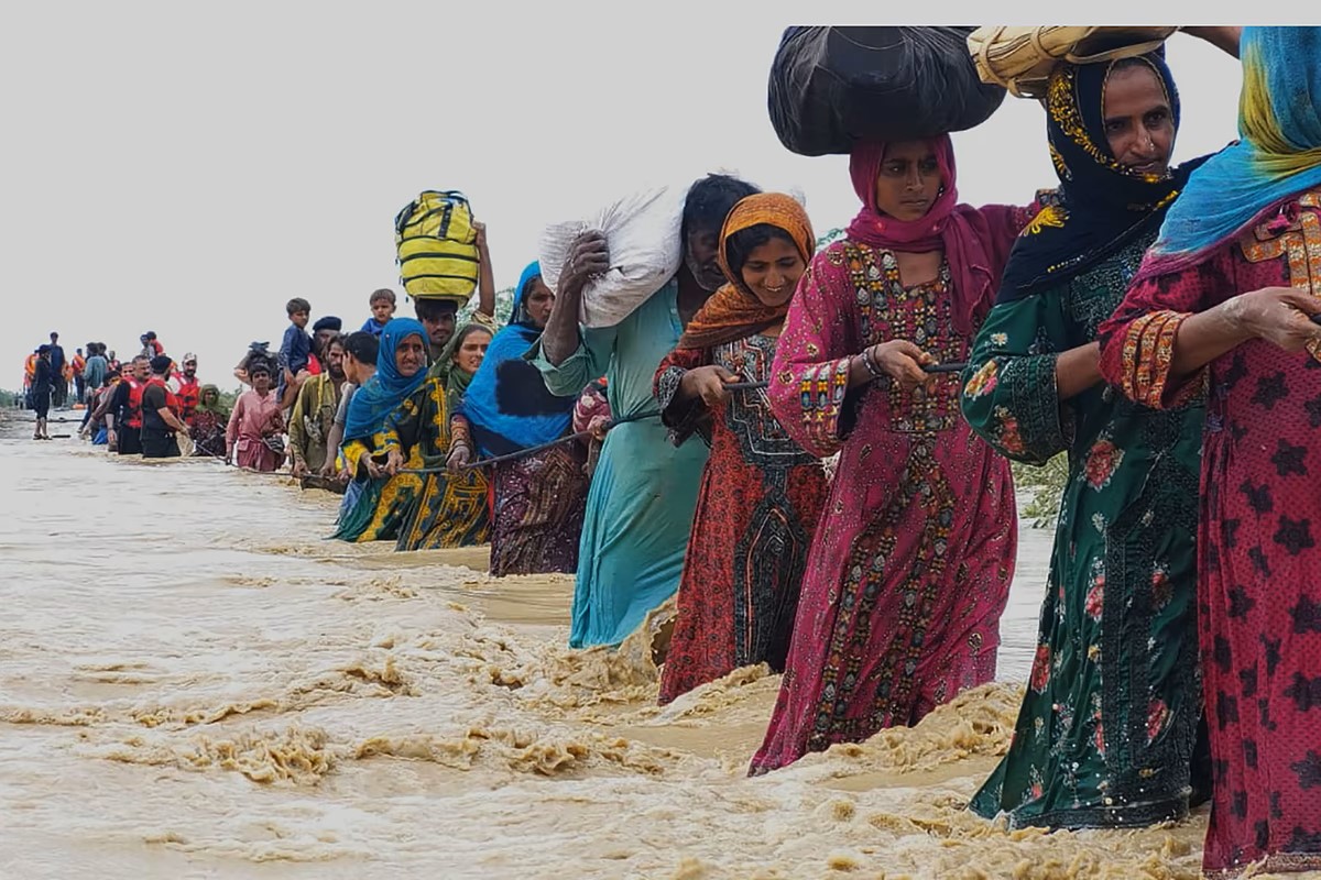 Đội cứu hộ giải cứu người dân ở Lasbella, tỉnh Balochistan ở phía đông nam của Pakistan hồi trận lụt năm 2022.