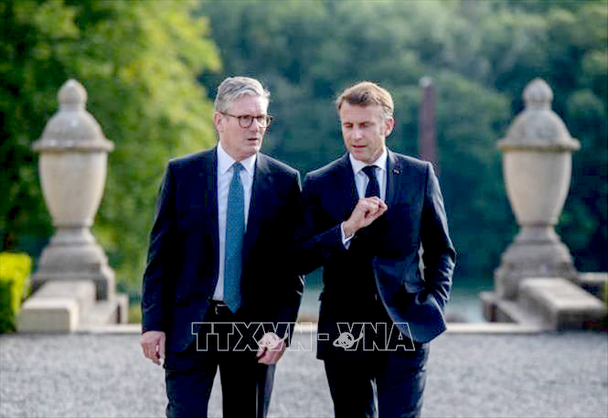 Thủ tướng Anh Keir Starmer (trái) và Tổng thống Pháp Emmanuel Macron tại cuộc gặp ở Oxford, Anh, ngày 18/7/2024. (Ảnh: Getty Images/TTXVN)