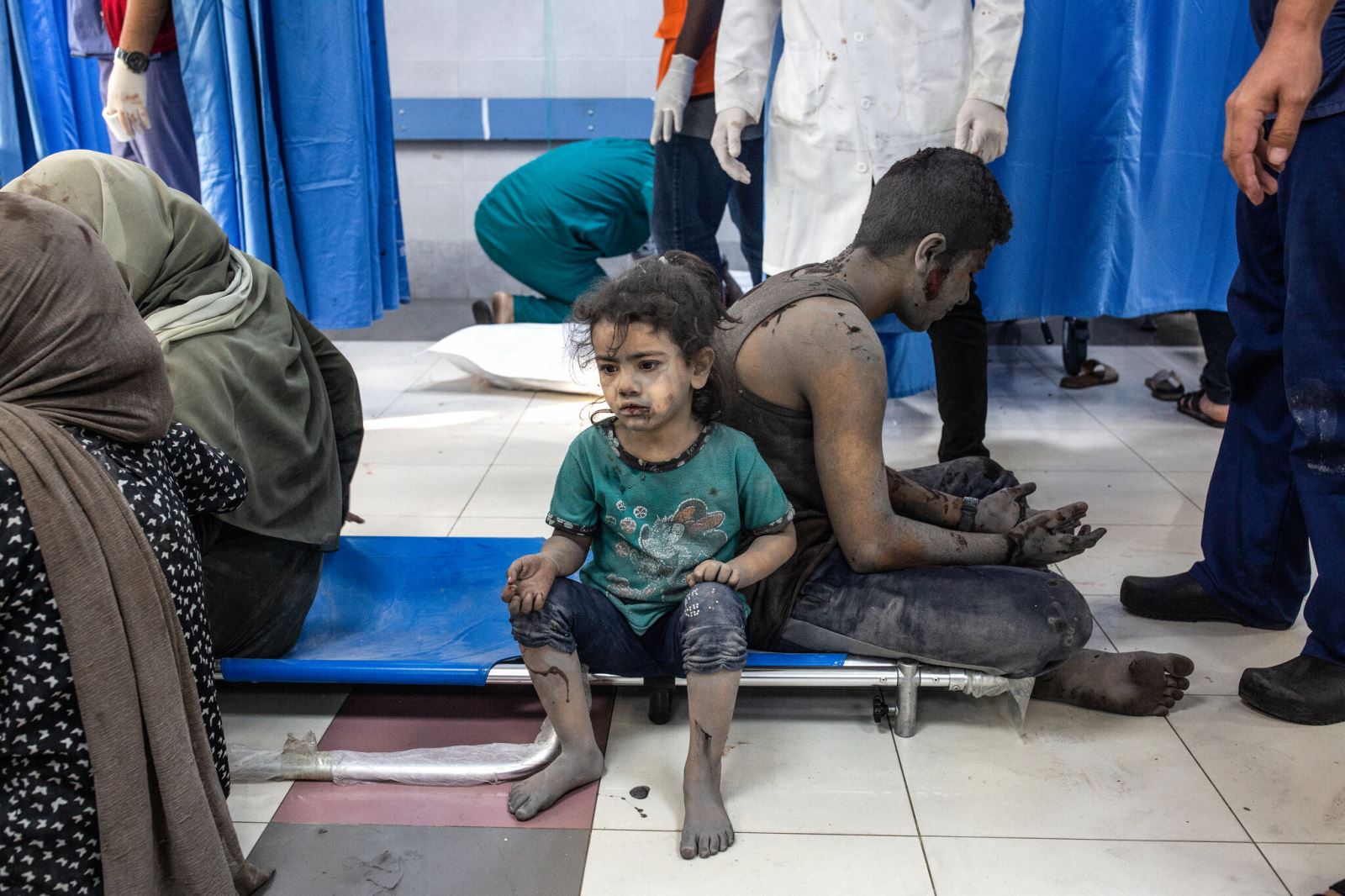 Thêm một bức ảnh đầy ám ảnh của Samar Abu Elouf  ghi lại tại Gaza ngày 12/10/2023. Những đứa trẻ bị thương được đưa đến Bệnh viện Al Shifa, khu phức hợp y tế lớn nhất Gaza, sau một cuộc không kích vào trại tị nạn Shati. Các bệnh viện phải sử dụng máy phát điện sau khi Israel chặn nước, điện và nhiên liệu vào Gaza.