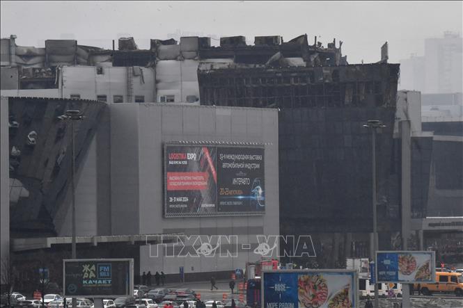 Tòa nhà trung tâm thương mại Crocus City Hall ở Moskva, Nga bị hư hại sau vụ tấn công khủng bố nhằm vào phòng hòa nhạc trong trung tâm, ngày 23/3/2024. (Ảnh: AFP/TTXVN)