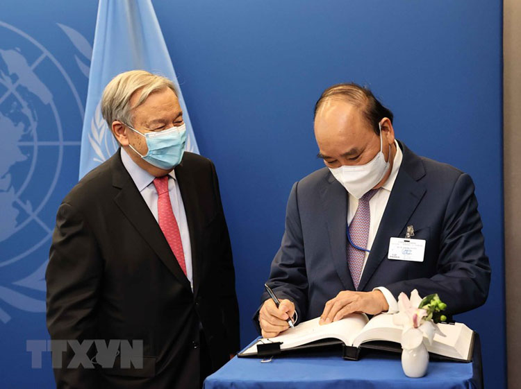 Chủ tịch nước Nguyễn Xuân Phúc ghi Sổ lưu niệm tại cuộc gặp Tổng thư ký Liên hợp quốc Antonio Guterres. (Ảnh: Thống Nhất - TTXVN)