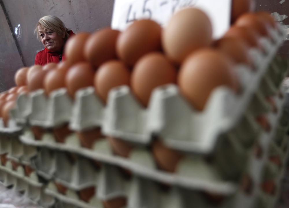 Chưa bao giờ, giá của một quả trứng, một gói mì tôm lại có thể khiến người dân quan tâm đến thế như những ngày lạm phát này. Trong ảnh là một tiểu thương bán trứng tại khu chợ của Budapest, Hungary. (Ảnh: AP)