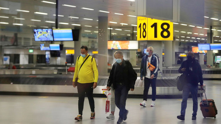 Sân bay Schiphol ở Hà Lan, nơi phát hiện ra 61 người bay về từ Nam Phi mắc Covid-19. (Ảnh: Reuters)