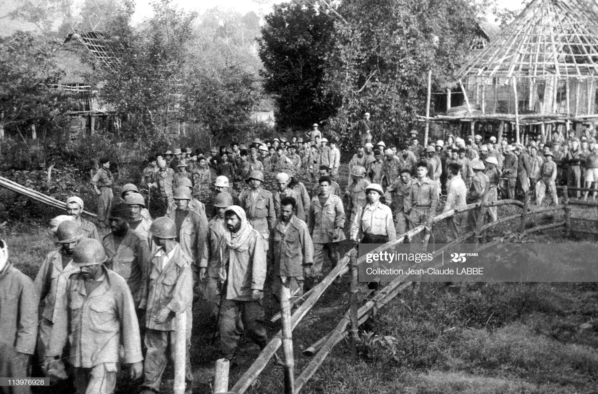 Các tù binh xếp hàng dài rời khỏi Điện Biên Phủ sau khi cứ điểm này thất thủ.